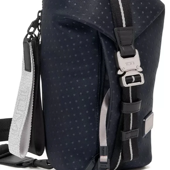 NWT Tumi Tahoe Bozman Sling Bag in Ink Luggage & Travel Bags